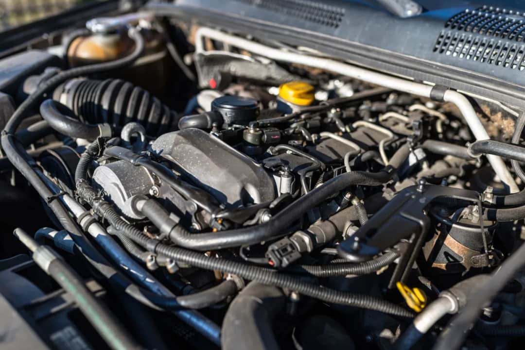 Zatarty silnik: Objawy, przyczyny, koszty. Uratuj swój portfel!