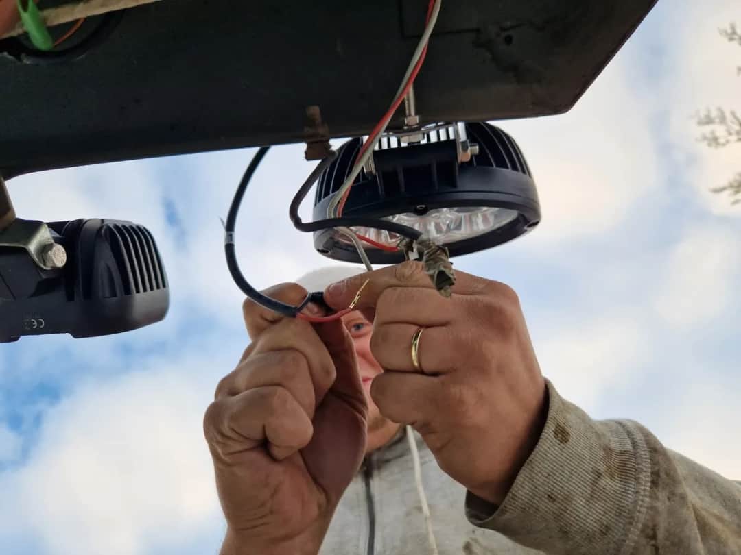 Montaż lamp LED w ciągniku: Podłącz sam i uniknij błędów!