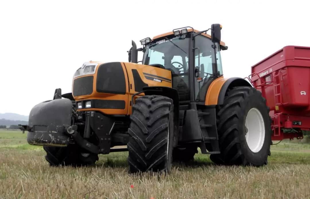 Opona radialna czy diagonalna do ciągnika? Co wybrać i dlaczego?