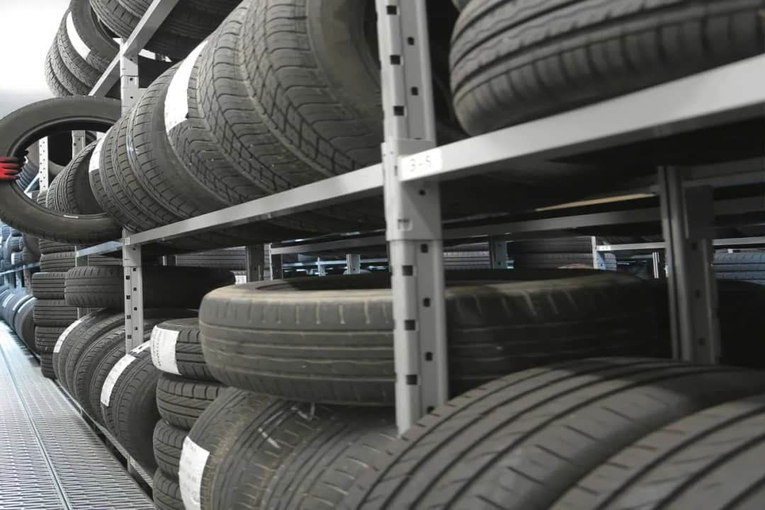 Opony na oś prowadzącą: Klucz do bezpieczeństwa i oszczędności