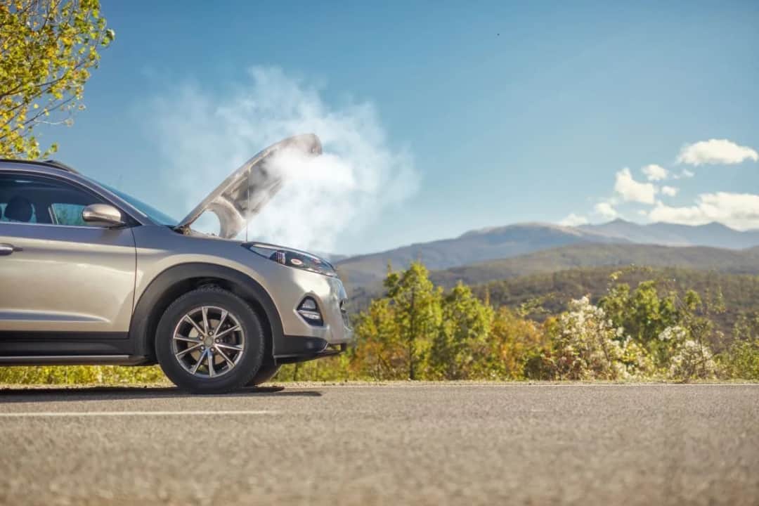 Biały dym z ciągnika: Para czy awaria? Sprawdź, co robić!