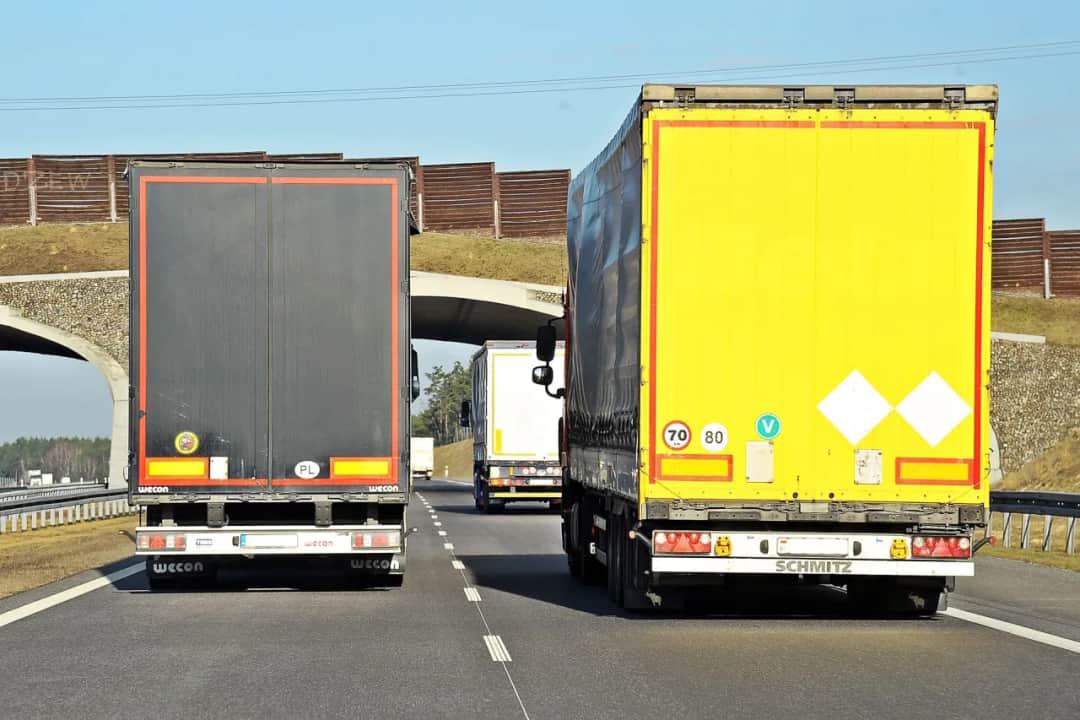 Limity prędkości dla ciężarówek (>3,5t) w Polsce: uniknij mandatu!