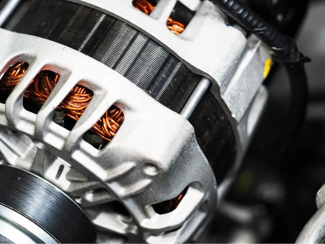 Regulator napięcia alternatora: objawy uszkodzenia i diagnoza DIY