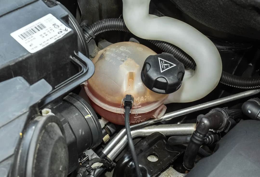 Wymiana płynu chłodniczego krok po kroku: Oszczędź i chroń silnik